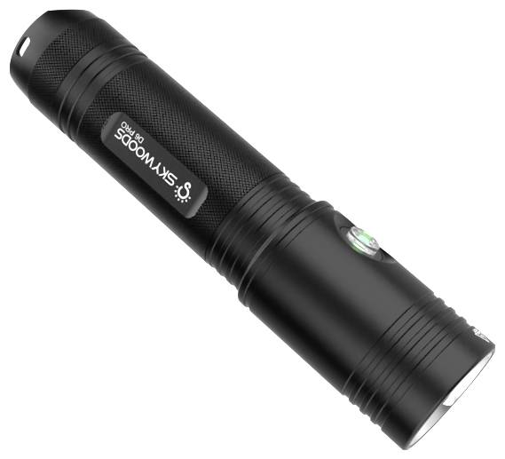 Schwarze SKYWODS wiederaufladbare Taschenlampe in Winkelposition auf weißem Hintergrund, mit sichtbarem Seitenschalter und vorderer Linse.