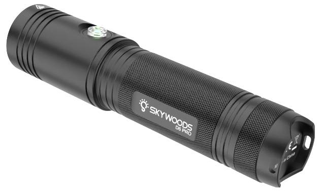 Black Skywoods DB Pro Taschenlampe mit strukturierter Griffoberfläche, seitlichem Logo, Schalter oben und Schlaufen-Öse, gezeigt auf weißem Hintergrund.