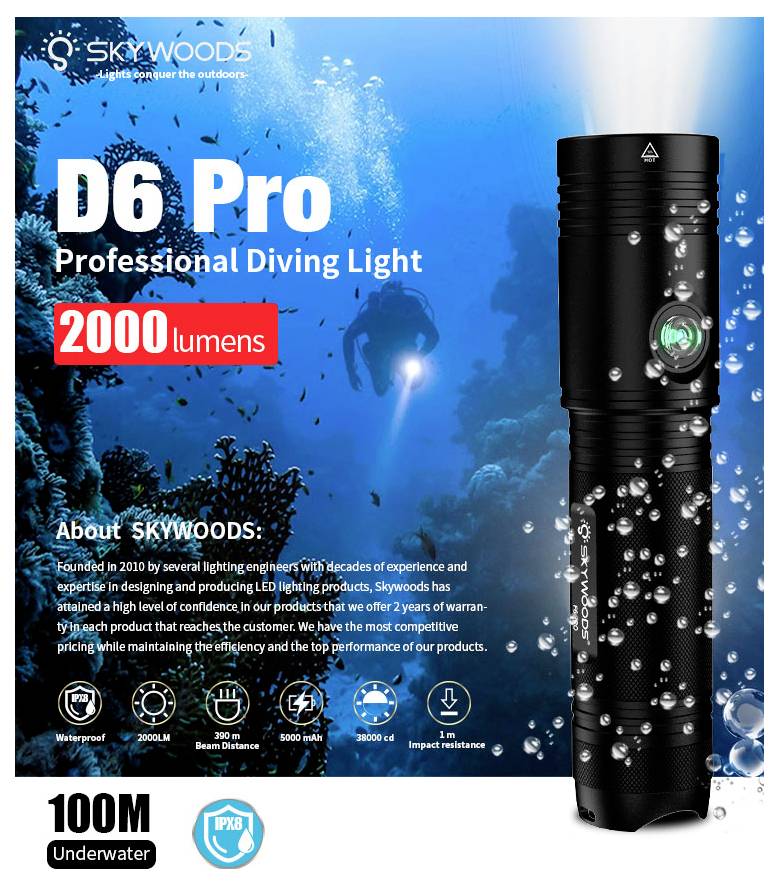 Skywoods D6 Pro professionelle Tauchlampe, 2000 Lumen, unterhalb der Wasseroberfläche mit eingeschalteter Taschenlampe und Wasserdichtigkeitsfunktion-Symbolen dargestellt.