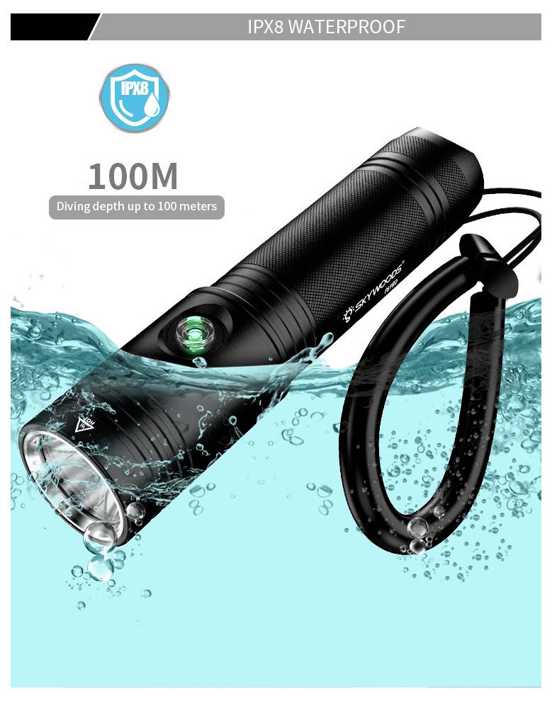IPX8-wasserdichte schwarze Taschenlampe mit Handgelenkschlaufe, die ins Wasser spritzt; Text sagt „IPX8 WASSERDICHT