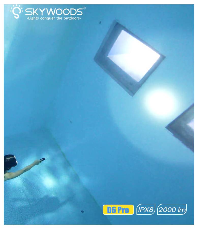 Unterwasseransicht einer Person, die eine Taschenlampe unter hellen quadratischen Oberlichtern hält; Skywoods D6 Pro, IPX8, 2000 lm Logo oben und unten.