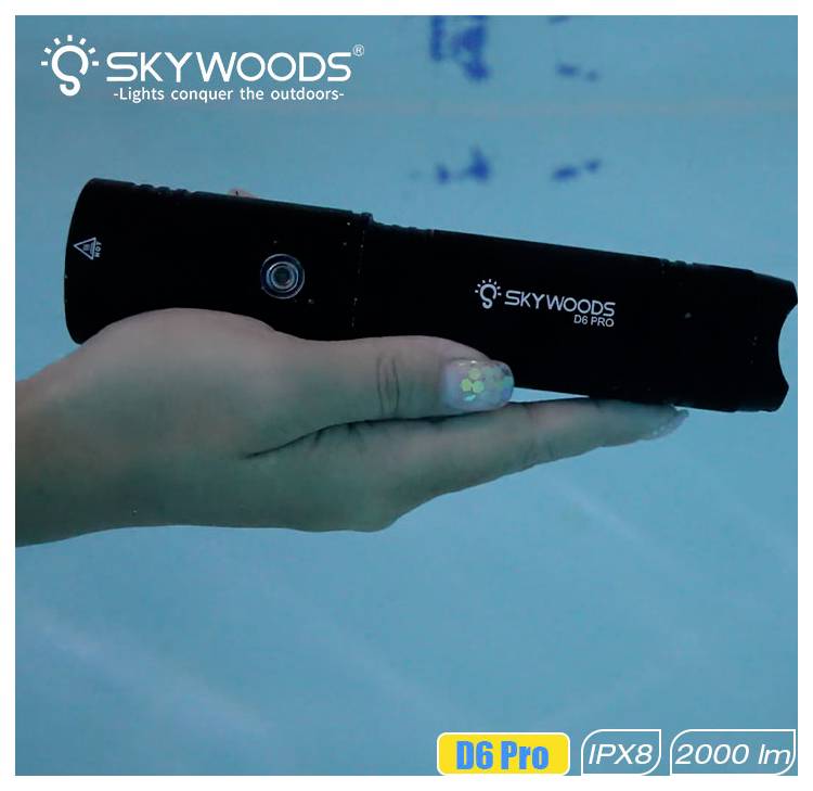Hand hält eine Skywoods D6 Pro Taschenlampe unter Wasser; On-Image-Beschriftungen lesen „D6 Pro