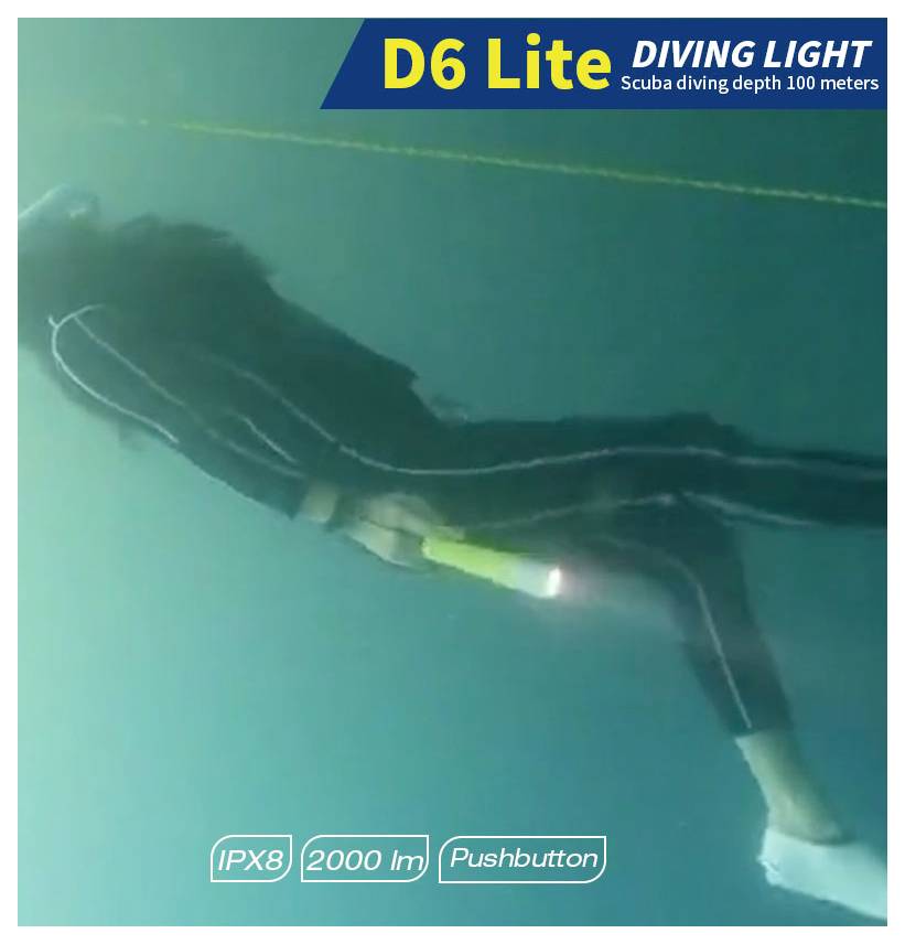 Unterwassertaucher mit D6 Lite Tauchlampe; Text sagt „Tauchtiefe 100 Meter
