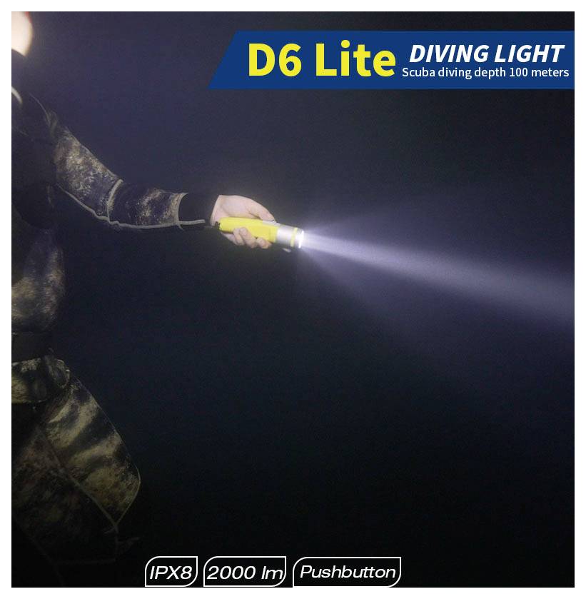 Taucher hält eine gelbe D6 Lite Tauchlampe unter Wasser und strahlt einen Lichtstrahl aus; Text liest sich wie folgt: „D6 Lite