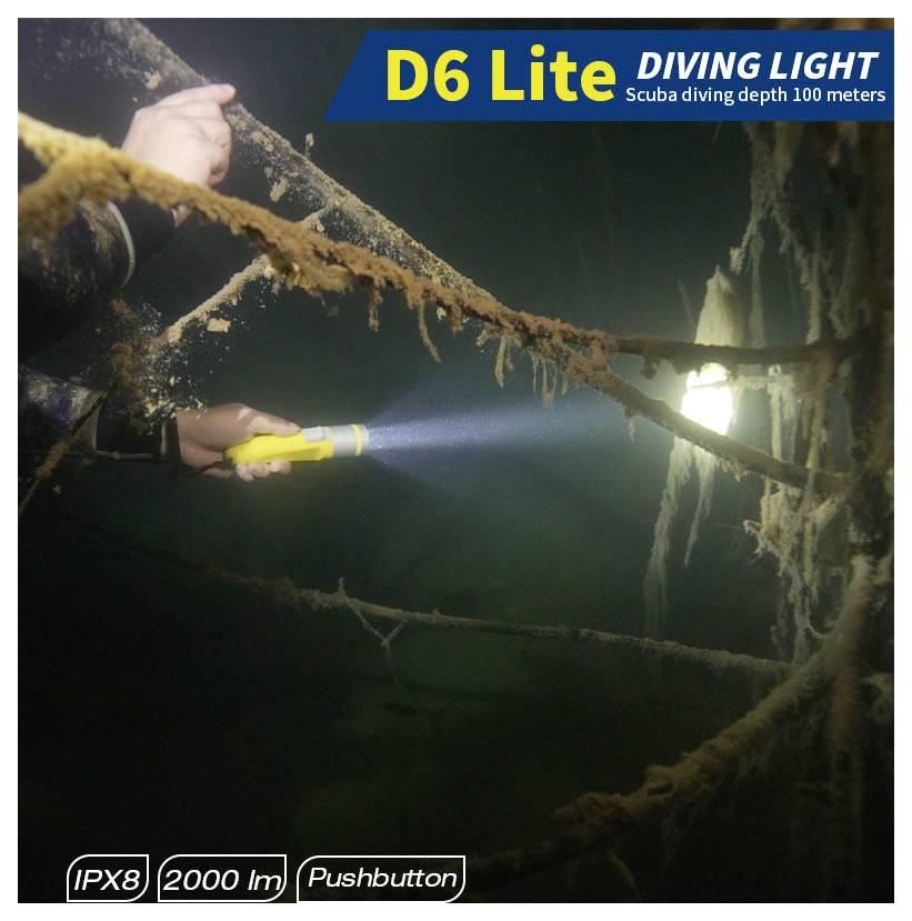 Taucher mit einer gelben Taschenlampe unter Wasser in einer dunklen Höhle; Text lautet „D6 Lite DIVING LIGHT