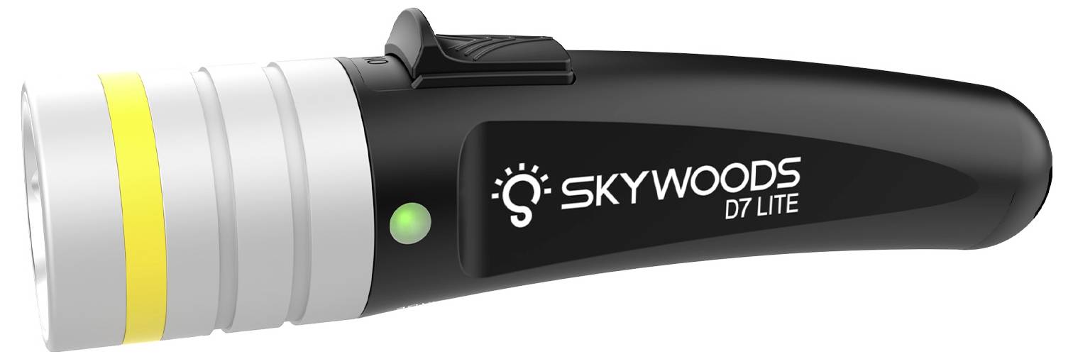 Black Skywoods D7 Lite Taschenlampe mit weißem Kopf, gelbem Ring, grünem Anzeigelicht und montierter Klammer am Gehäuse