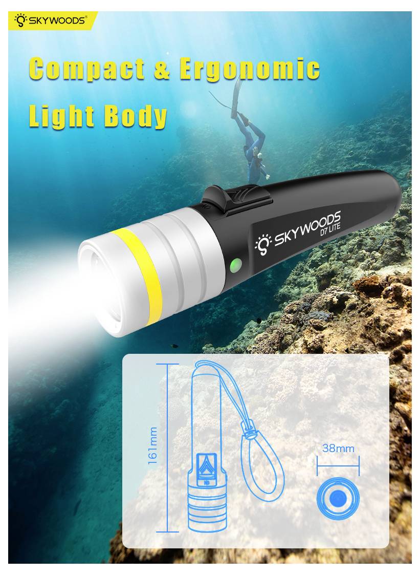 Werbebild einer kompakten SKYWOODS-Tauchlampe unter Wasser, gekennzeichnet mit „Kompakter & ergonomischer Lichtkörper