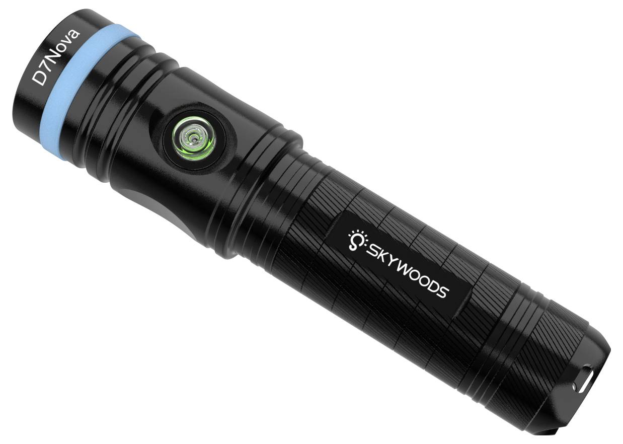 Black Skywoods D7 Nova Taschenlampe mit seitlicher Stromschalter und blauem Akzentring, auf weißem Hintergrund dargestellt.