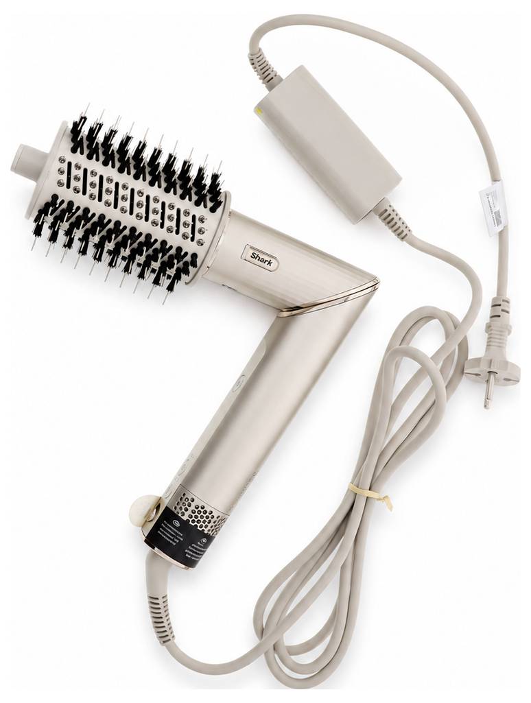 Beige elektrische Haarbürste mit Föhn mit angebrachtem Stromkabel und Steuerungsbox auf weißem Hintergrund.