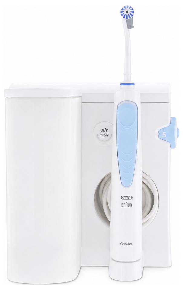 Elektrischer Oral-B Braun OxyJet Wasserflosser mit Zahnbürstenkopf und wandmontiertem Wasserreservoir auf weißem Hintergrund