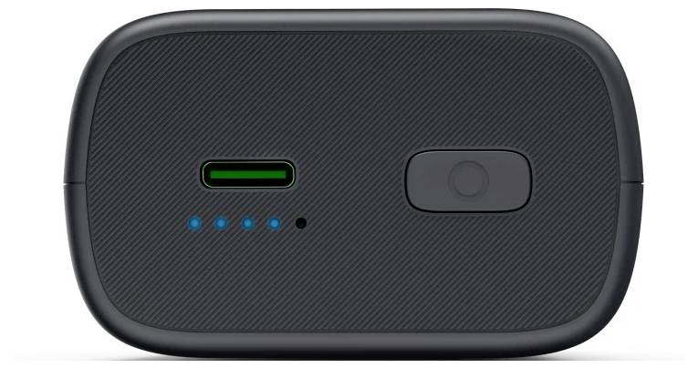Tragbares schwarzes Gerät mit USB-Anschluss, vier blauen Statusleuchten und einem Netzschalter auf der Vorderseite.