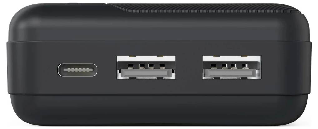 Nahaufnahme eines schwarzen tragbaren Geräts mit einem USB-C-Anschluss und zwei USB-A-Anschlüssen auf der Vorderseite.
