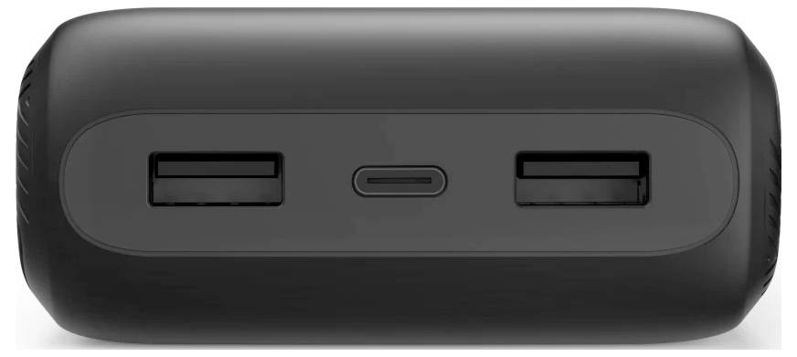 Schwarze tragbare Powerbank, von vorne gezeigt, mit zwei USB-A-Ausgangsanschlüssen, die einen zentralen USB-C-Anschluss flankieren.
