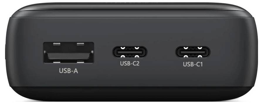 Nahaufnahme einer schwarzen Gerätevorderseite mit einem USB-A-Anschluss und zwei USB-C-Anschlüssen mit den Bezeichnungen 