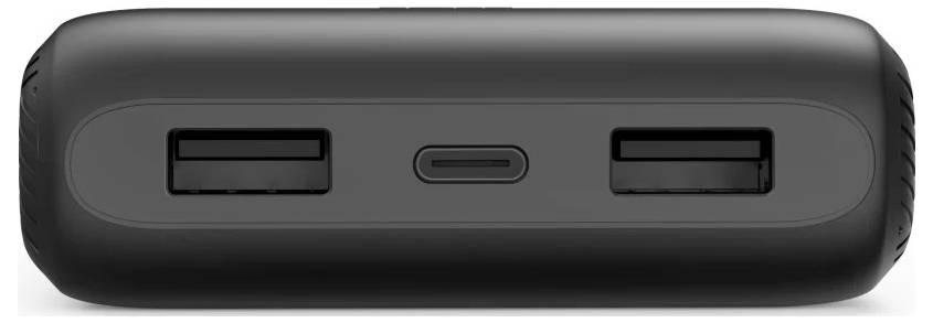 Nahaufnahme einer schwarzen tragbaren Powerbank mit zwei USB-A-Ausgängen und einem USB-C-Ladeanschluss an der Vorderseite.