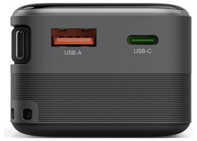 Kompakte schwarze Powerbank mit seitlichen Anschlüssen: USB-A und USB-C, plus USB-C-Eingang an der linken Kante.