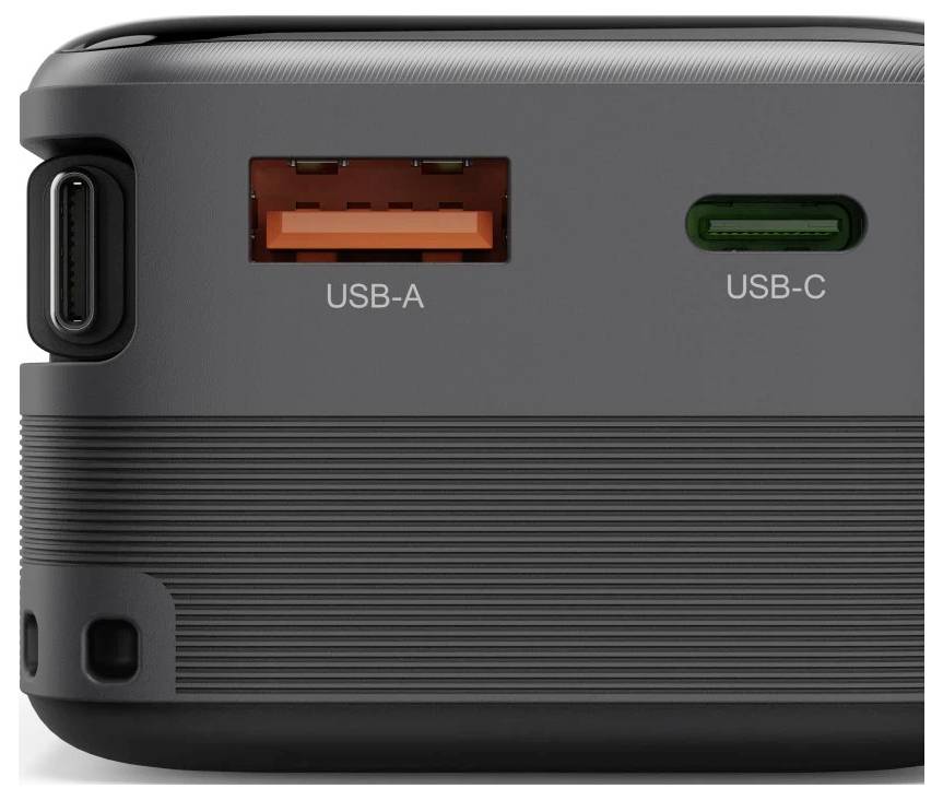 Nahaufnahme einer Powerbank mit drei Anschlüssen, die als USB-A, USB-C und ein Seitenport gekennzeichnet sind.