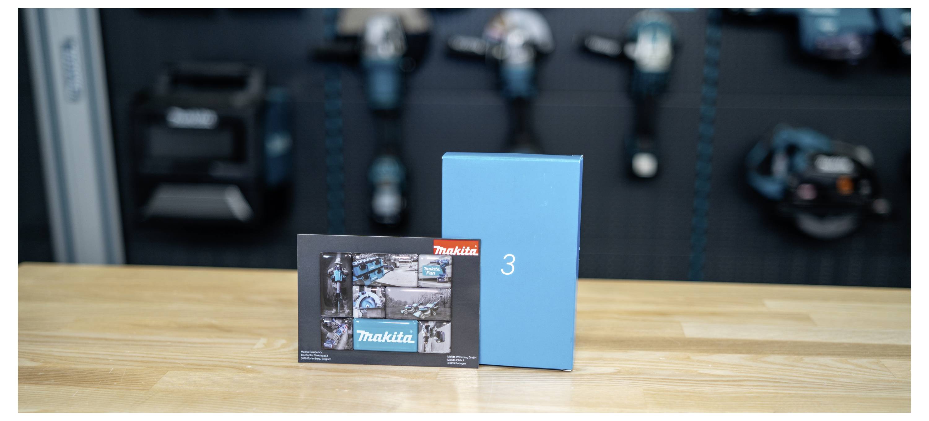Makita-Produktbox und eine blaue Box mit der Aufschrift „3