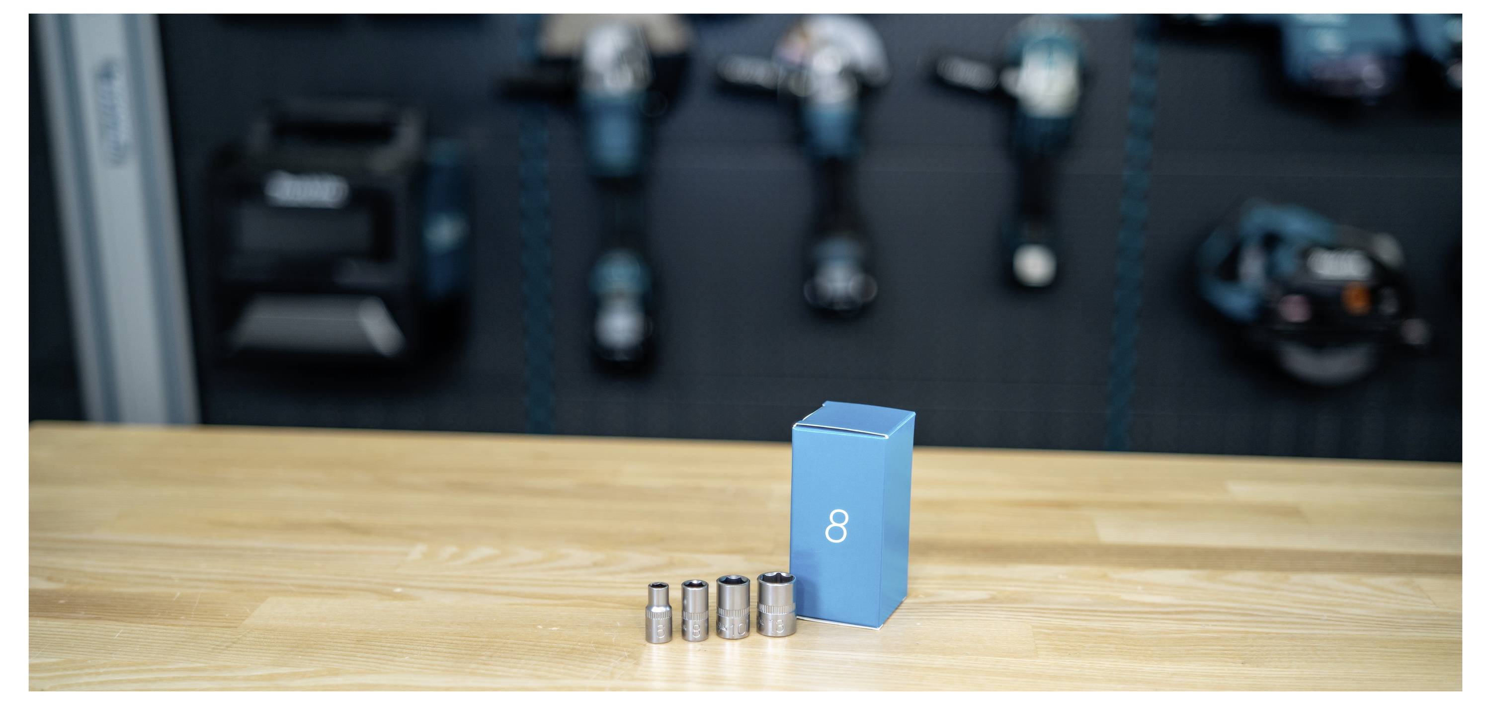 Blaue Schachtel mit der Bezeichnung „8