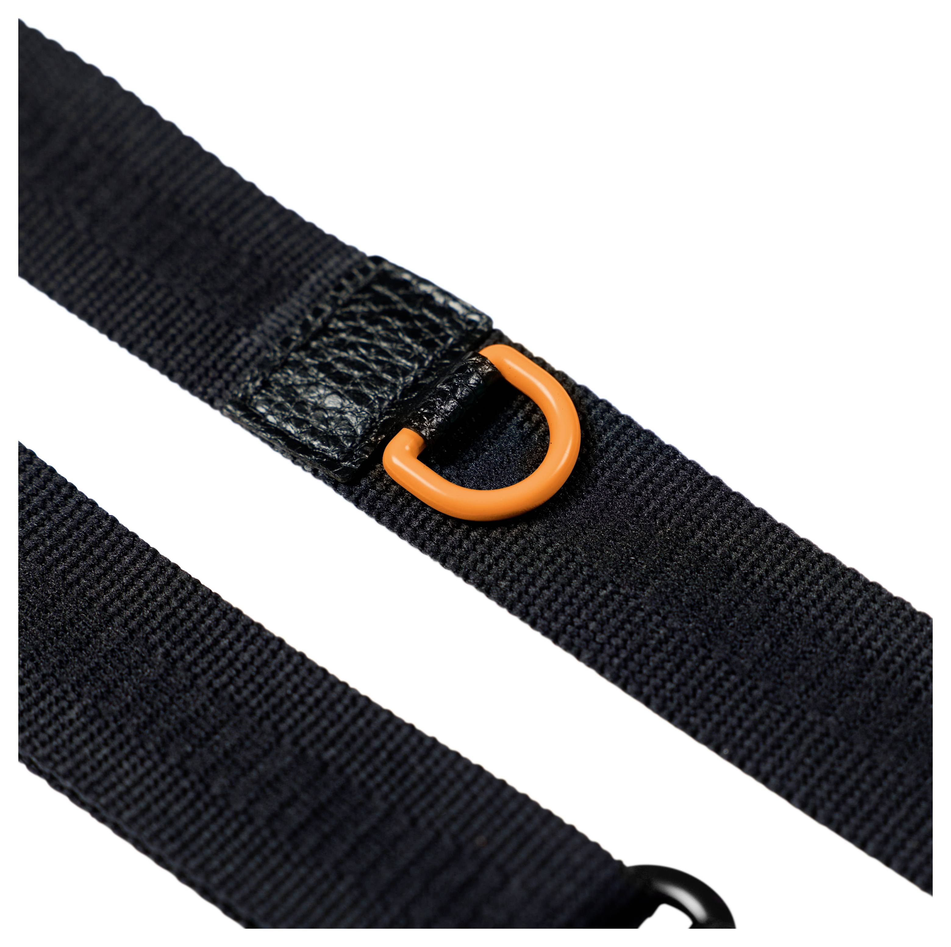 Nahaufnahme von schwarzen Nylonriemen mit einer orangefarbenen D-Ring-Schnalle auf weißem Hintergrund.