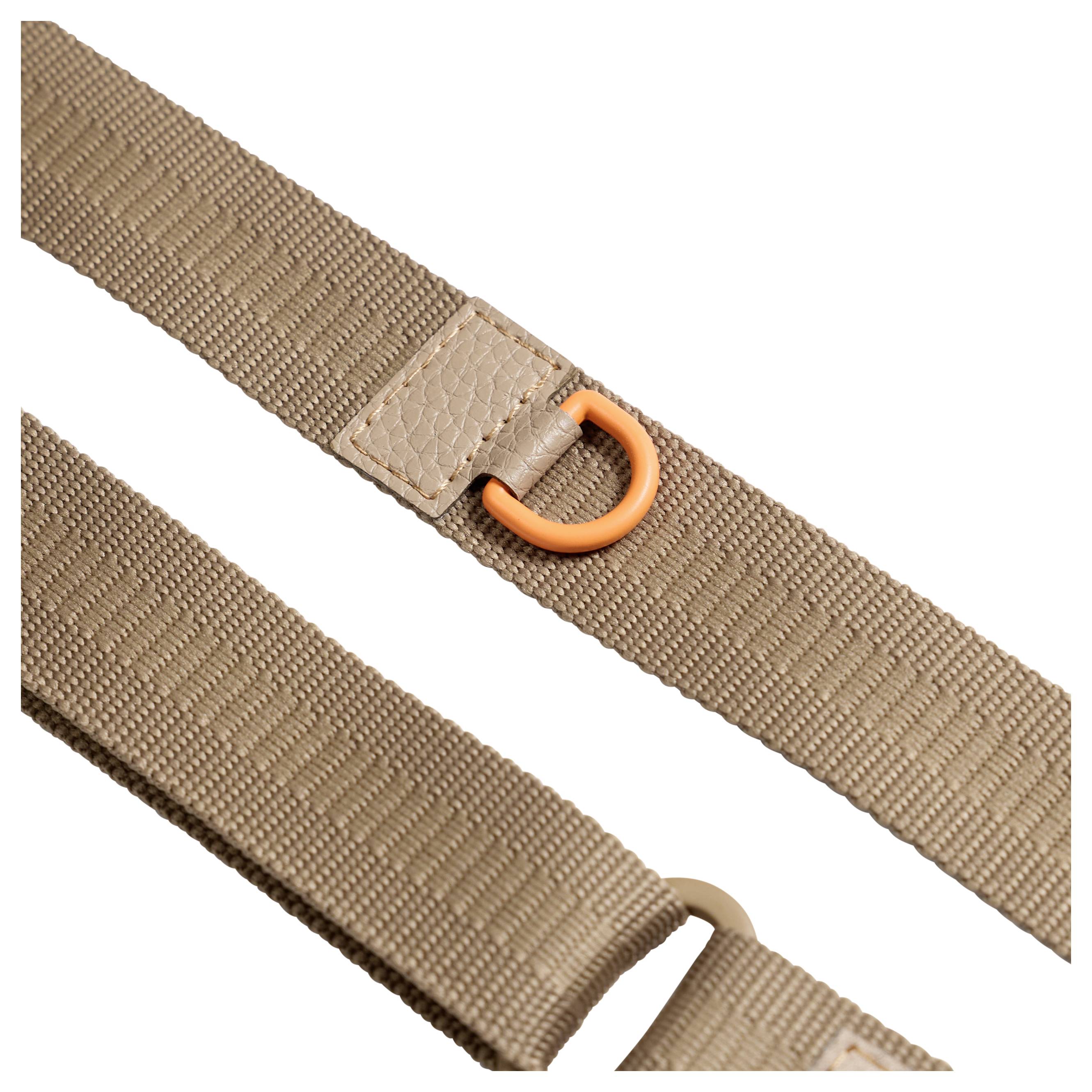 Zwei beige Webbing-Riemen mit genähten Schlaufen und orange- und beigefarbenen D-Ringen auf weißem Hintergrund.