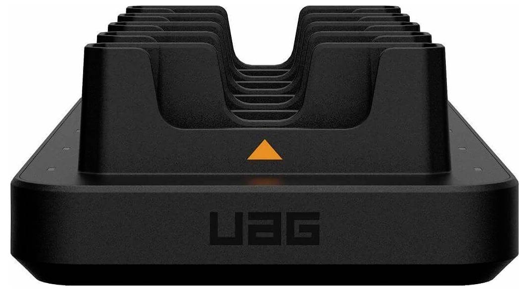 Schwarze UAG Multi-Geräte-Ladestation mit Steckplätzen für mehrere Geräte und einem orangefarbenen Ausrichtungsindikator auf der Vorderseite.