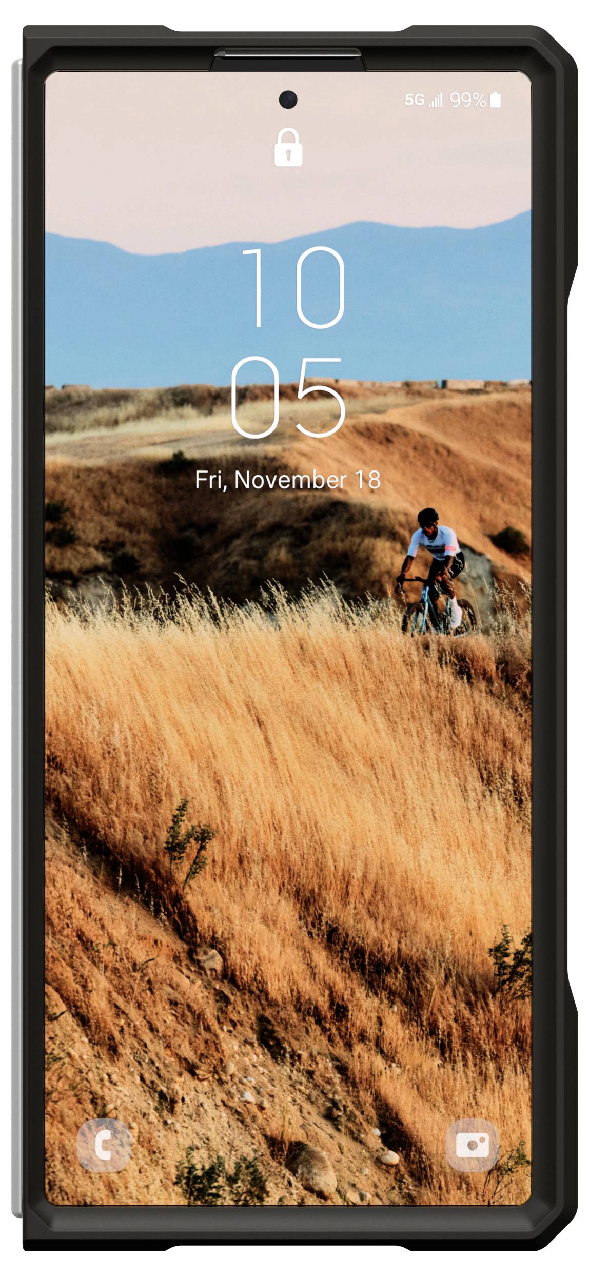 Smartphone-Sperrbildschirm mit einem Weg durch oranges Gras und einer Person, die Fahrrad fährt; die Uhrzeit zeigt 10:05 und das Datum ist Fr., 18. November.
