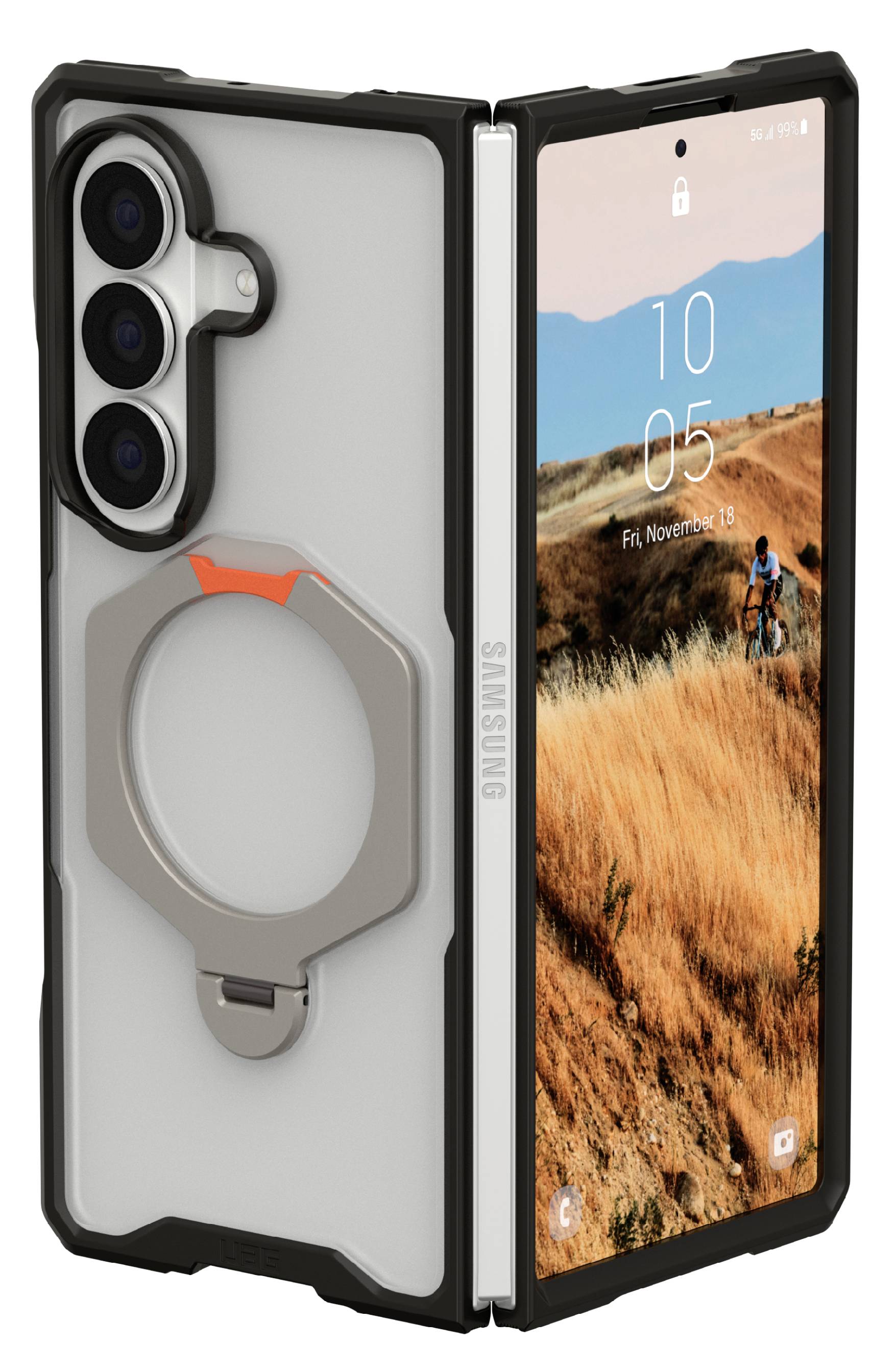 Zusammenklappbares Samsung-Smartphone in einer Schutzhülle, aufgeklappt, um das Kamera-Cluster und einen hinteren Ringständer zu zeigen, mit einem Landschafts-Sperrbildschirm, der 10:05 anzeigt.