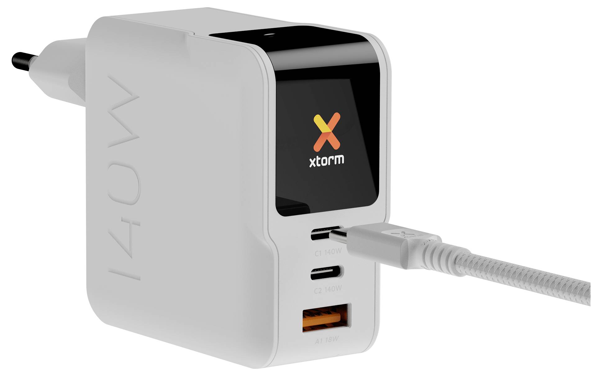 Weißes Xtorm 140W-Wandladegerät mit zwei USB-C-Anschlüssen und einem USB-A-Anschluss, abgebildet mit einem angeschlossenen USB-C-Kabel.