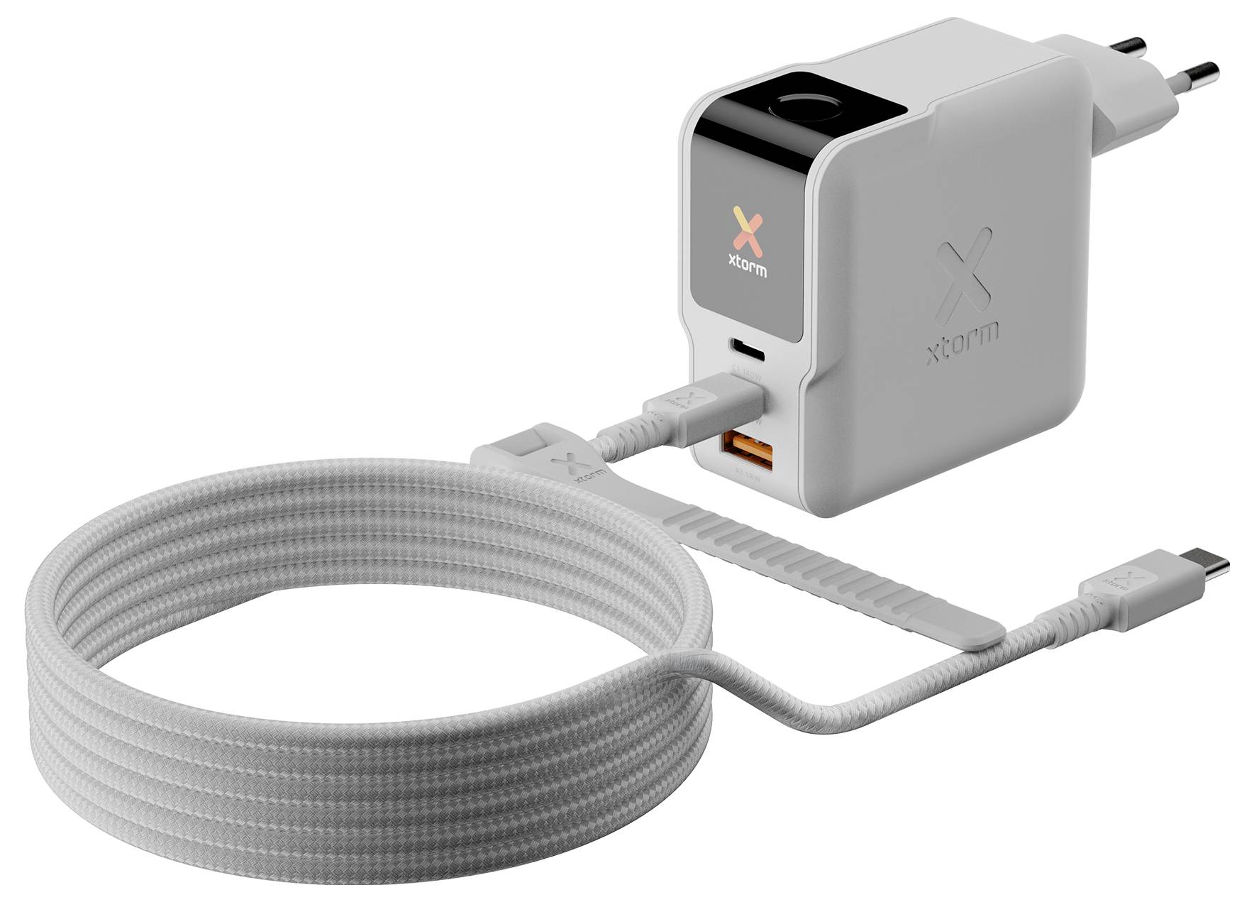 Weißes Xtorm-Wandladegerät mit aufgewickeltem USB-C-Kabel vorne, dargestellt als Produktbild auf weißem Hintergrund.