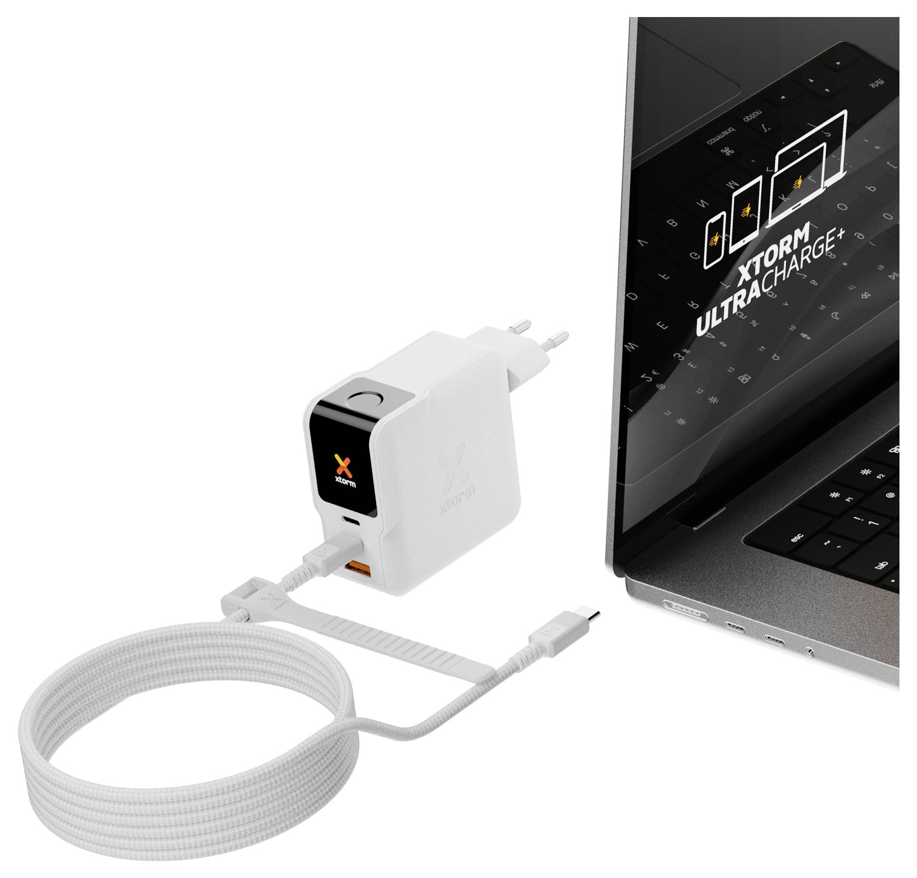 Weißes Xtorm USB-C-Wandladegerät mit angebautem Kabel neben einem Laptop, auf dessen Bildschirm „XTORM ULTRA CHARGE
