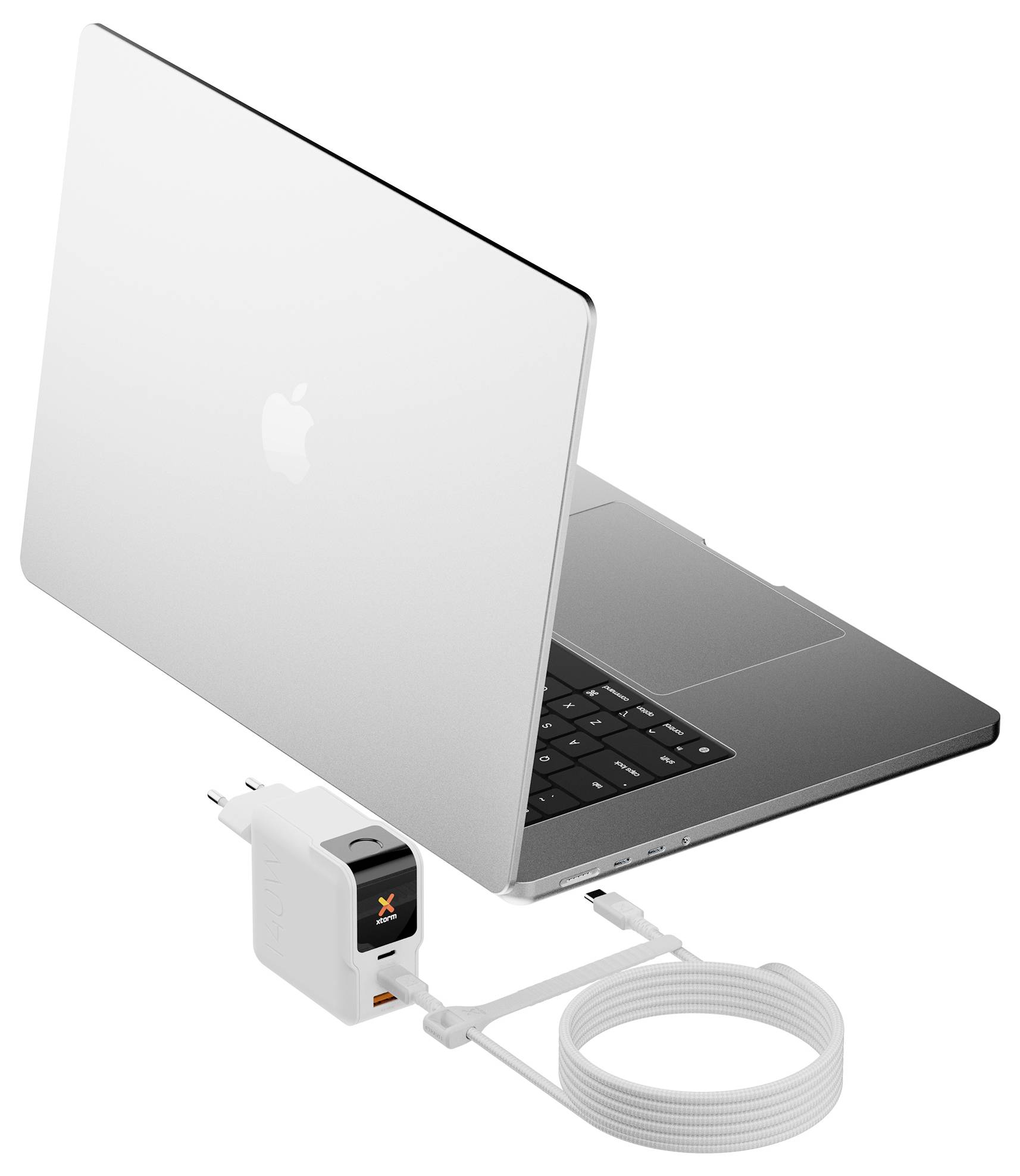 Laptop mit angeschlossenem Ladegerät und aufgerolltem Kabel, das mit dem Seitenport verbunden ist.