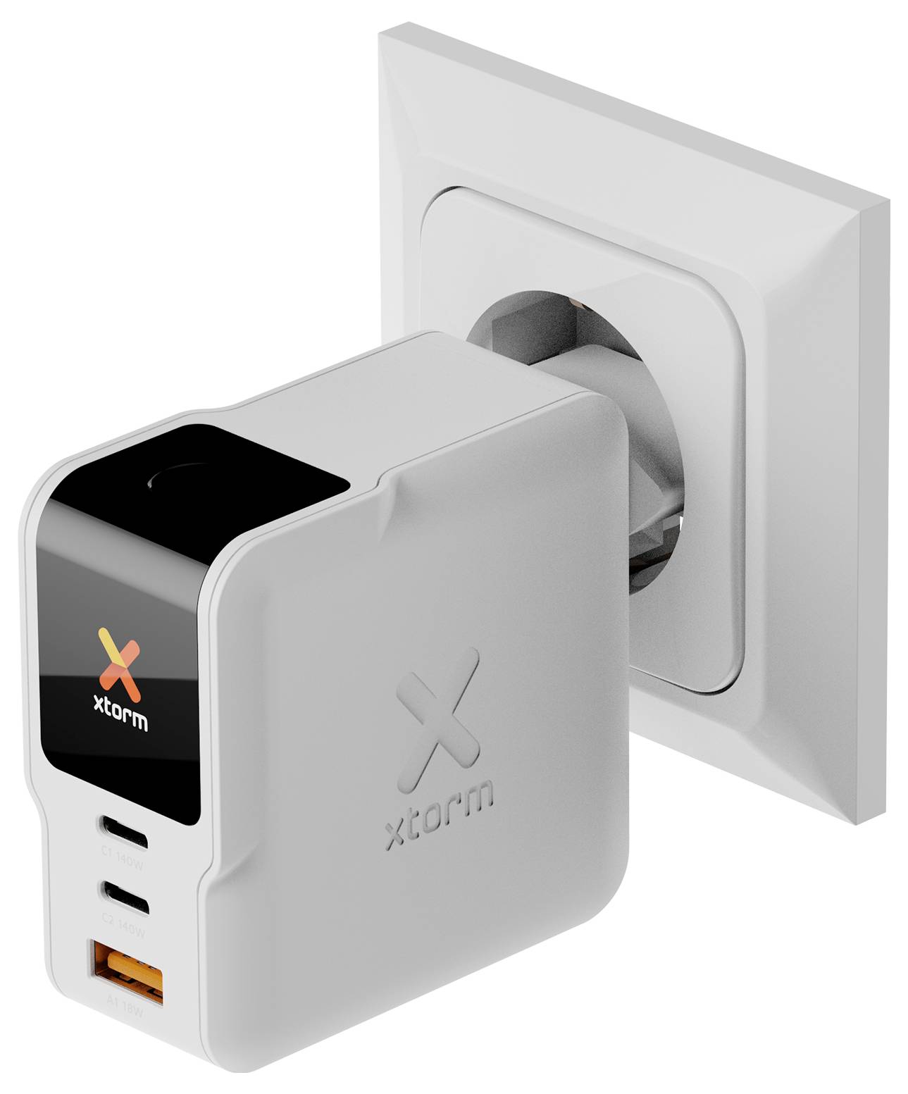 Weiße Xtorm-Wandladegerät, das in eine Steckdose eingesteckt ist, mit einem USB-C-Anschluss und einem orangefarbenen USB-A-Anschluss auf der Vorderseite sichtbar.