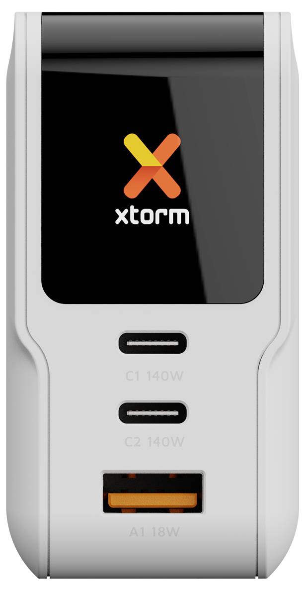 Xtorm-Wandladegerät in Weiß mit schwarzem Oberpaneel und orangefarbigem Logo, das zwei USB-C-Anschlüsse mit der Bezeichnung C1 140W und C2 140W sowie einen USB-A-Anschluss mit der Bezeichnung A1 18W zeigt.