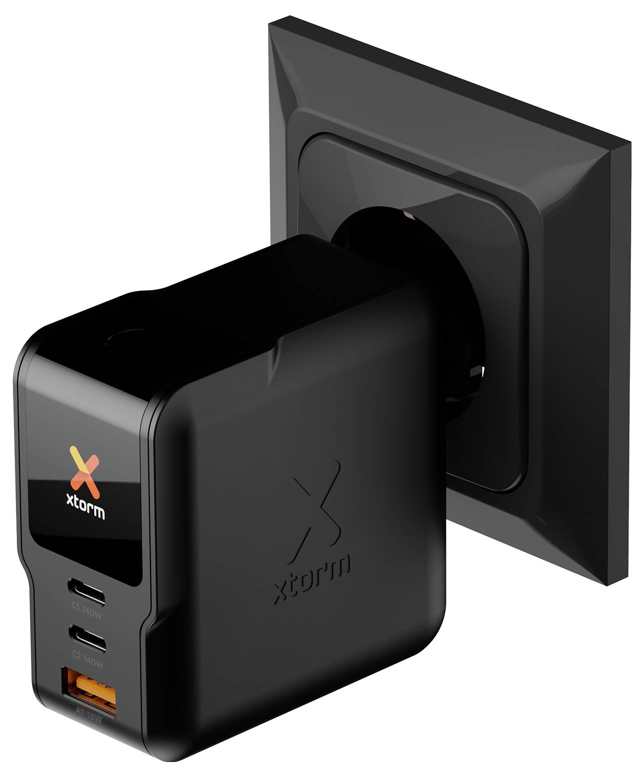 Black Xtorm Wandladegerät, das in eine Steckdose eingesteckt ist, mit USB-C- und USB-A-Anschlüssen auf der Vorderseite