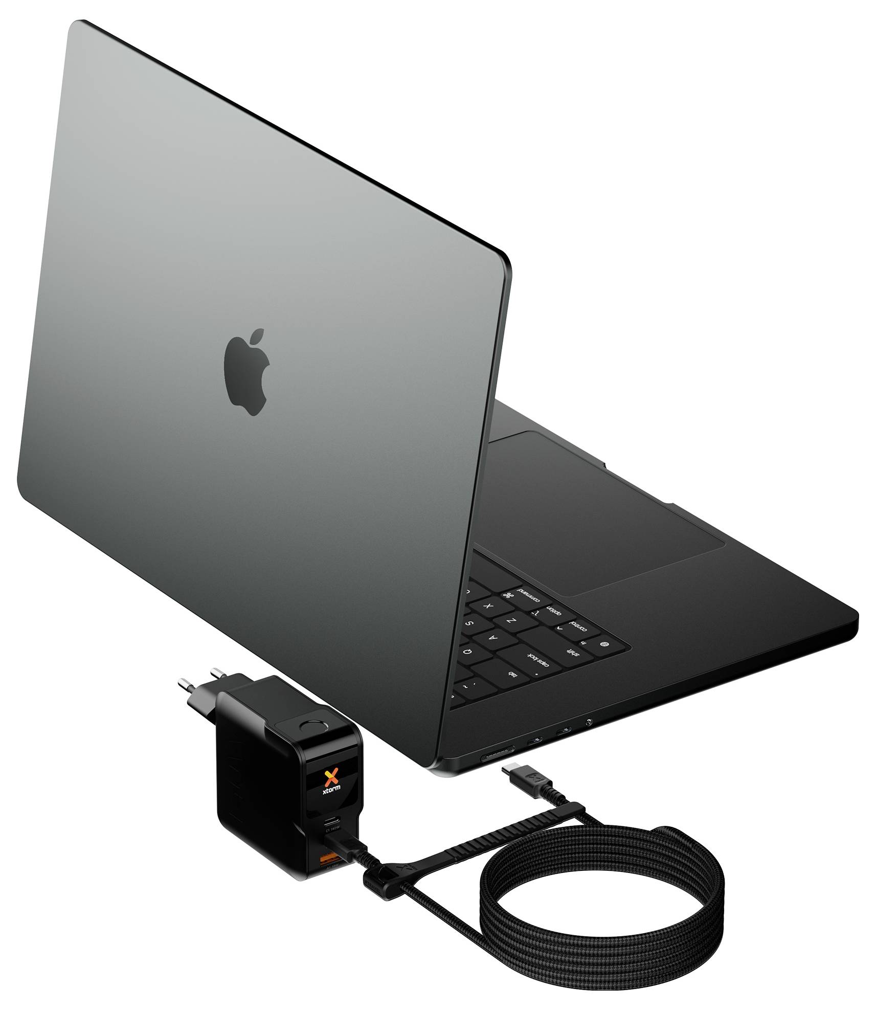 Ein geschlossenes Apple MacBook mit einem schwarzen externen Netzteil und einem aufgerollten Ladekabel, das daneben angeschlossen ist.