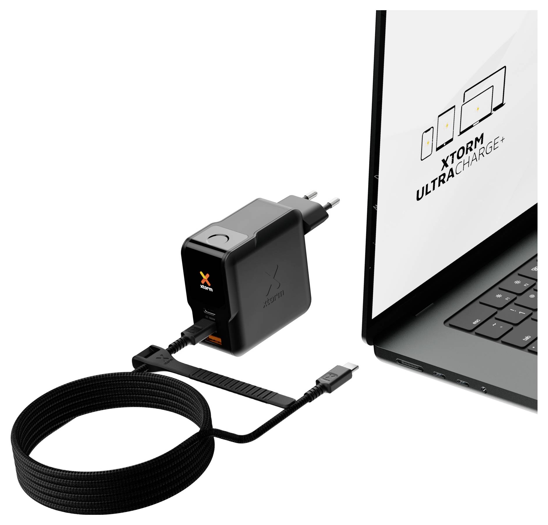 Schwarzer USB-C-Ladegerät und Kabel neben einem Laptop, auf dessen Bildschirm „XTORM ULTRACHARGE+