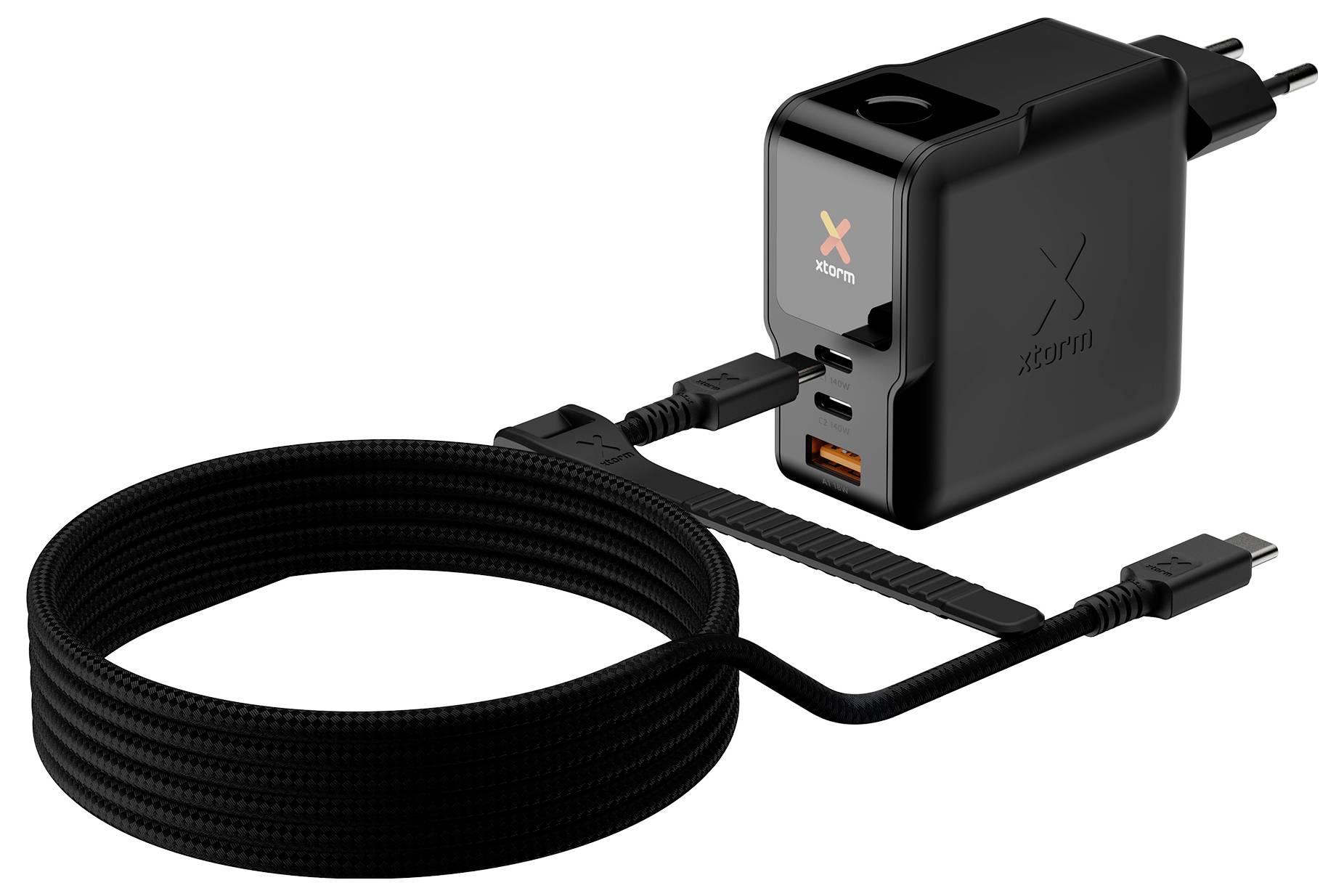 Schwarzes USB-Wandladegerät mit angebrachtem, spiralig aufgewickeltem Ladekabel, dargestellt vor weißem Hintergrund.