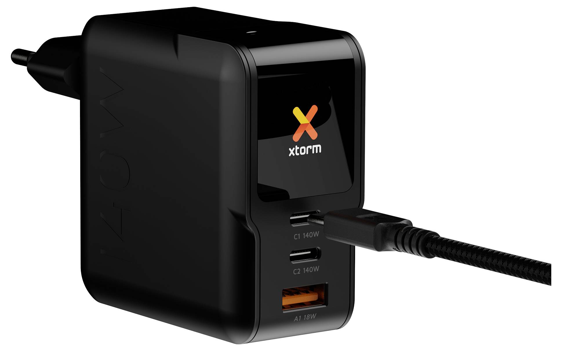 Black Xtorm Wandladegerät mit einem angesteckten Kabel, zwei USB-C-Anschlüssen mit den Bezeichnungen C1 140W und C2 140W und einem USB-A-Anschluss mit der Bezeichnung A1 18W.