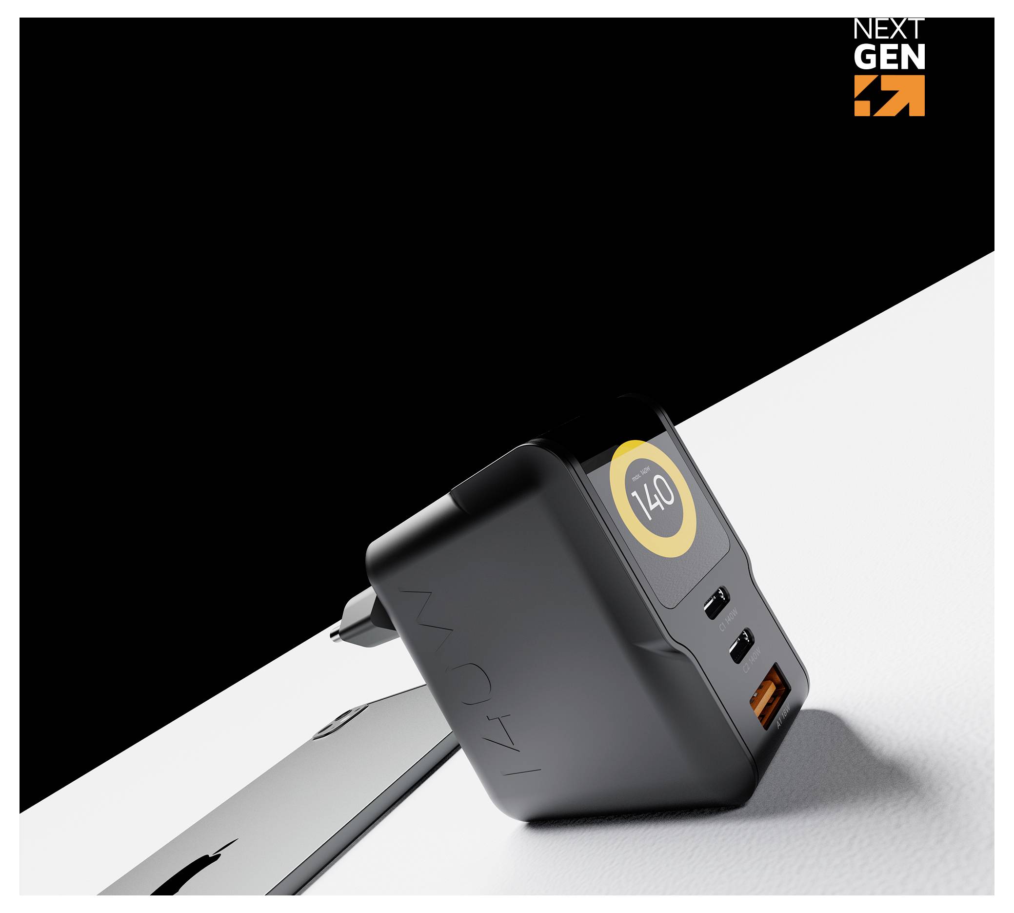 Schwarzer Next Gen Wandladegerät mit klappbarem Stecker und zwei USB-Anschlüssen, dargestellt vor einem diagonalen Schwarz-Weiß-Hintergrund mit einer 