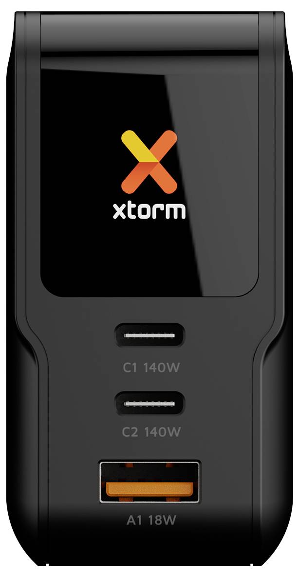 Schwarzer XTORM-Stromadapter von vorne gezeigt mit Logo und drei Anschlüssen mit den Bezeichnungen C1 140W, C2 140W und A1 18W.