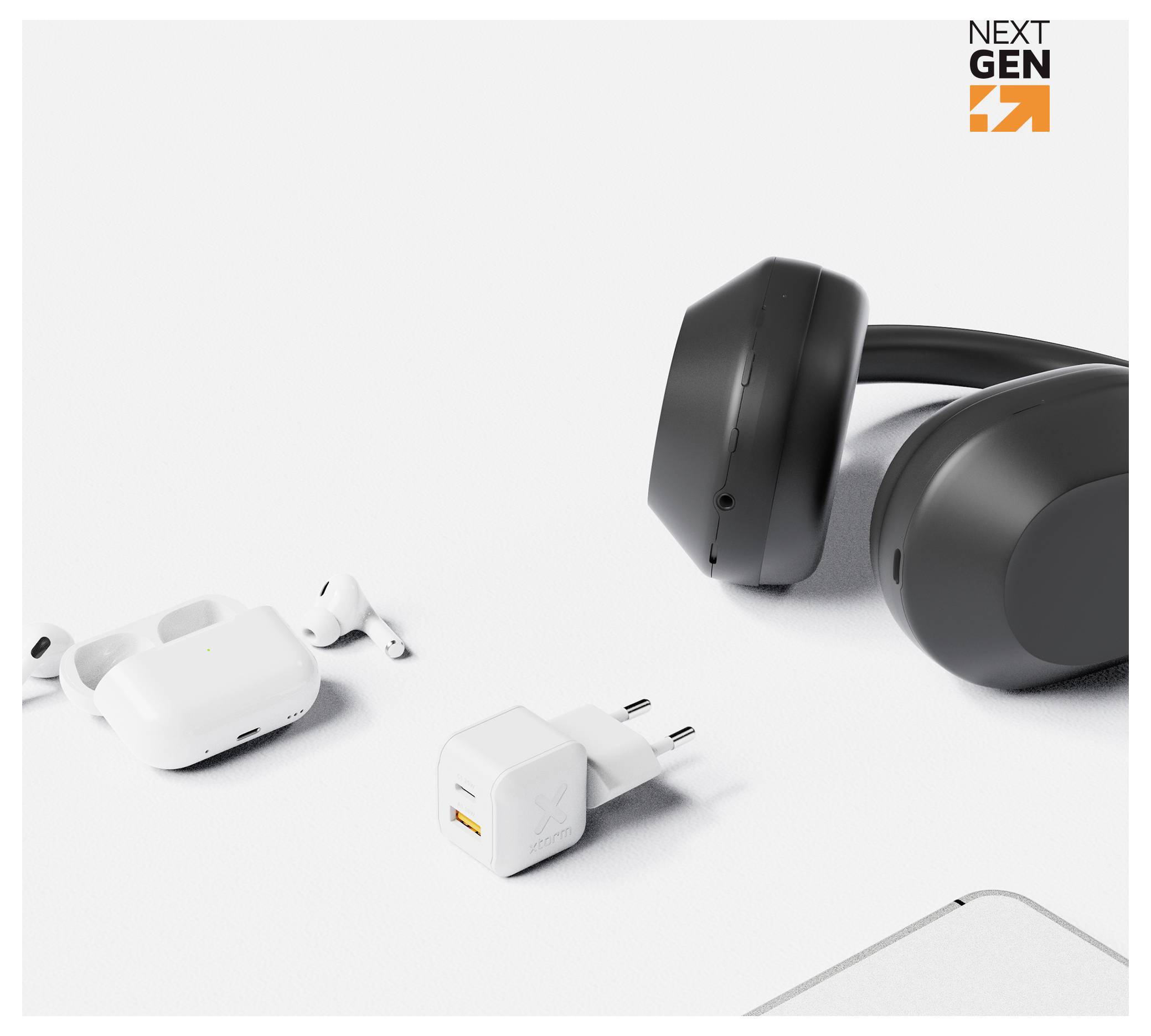 Produktbild mit schwarzen Over-Ear-Kopfhörern, weißem kabellosen Earpods-Etui und Earpods sowie einem weißen USB-Wandladegerät auf hellem Hintergrund, mit 