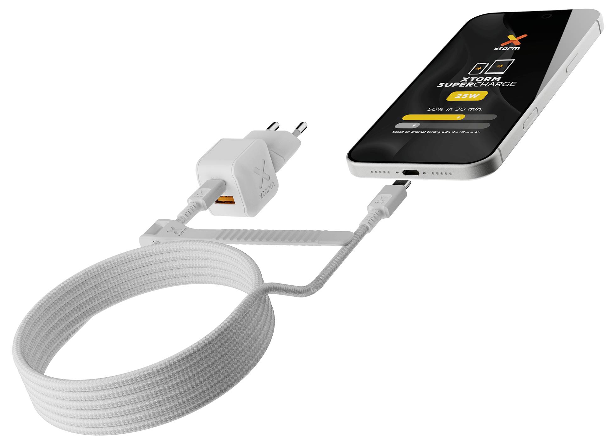 Ein Smartphone, das mit einem weißen USB-Ladekabel und einem Wandladegerät verbunden ist und auf dem Bildschirm Schnellladen anzeigt.