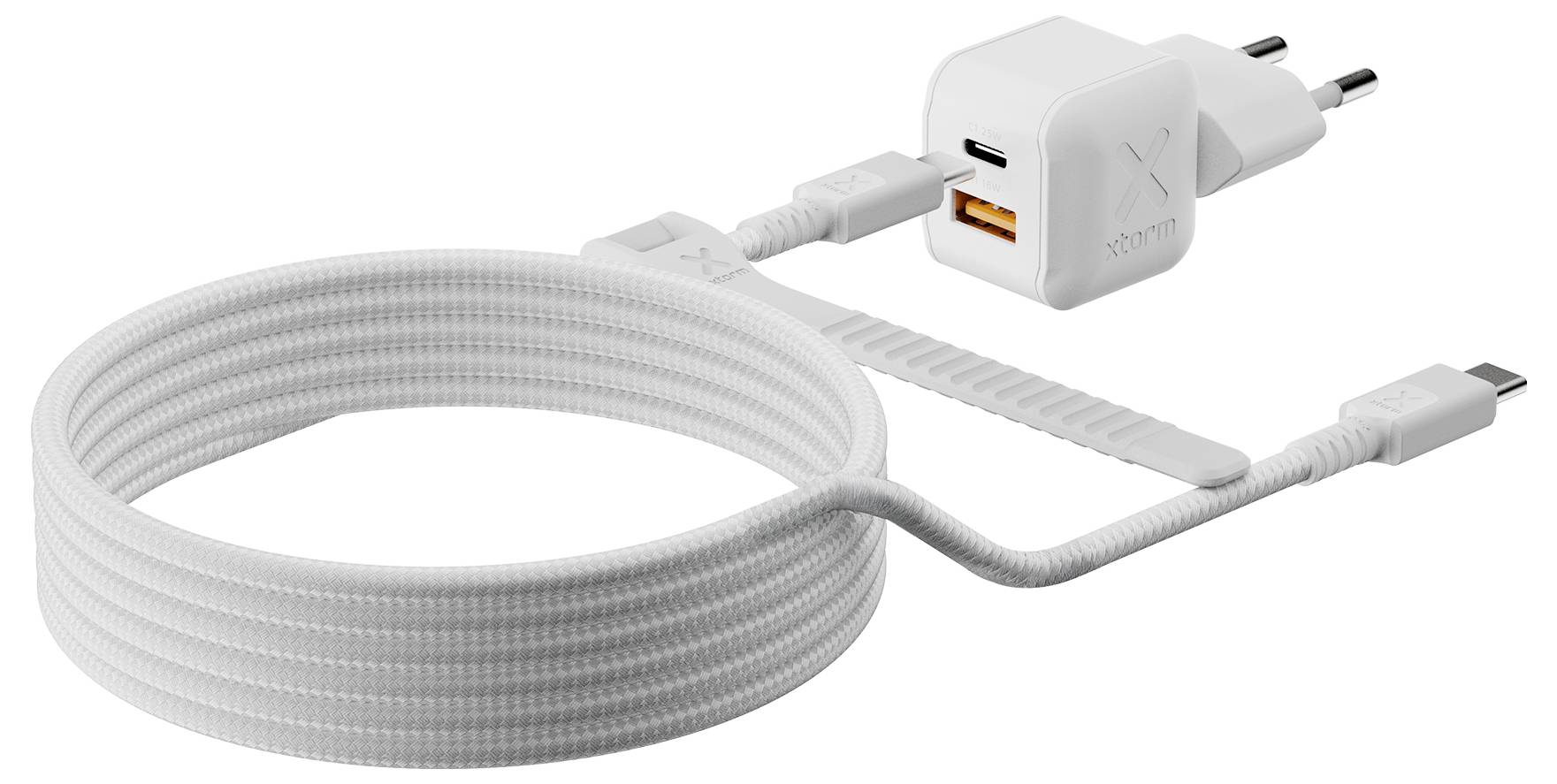 Weiß aufgerolltes USB-C-Ladekabel mit Netzstecker und USB-A-Anschlussadapter auf weißem Hintergrund.