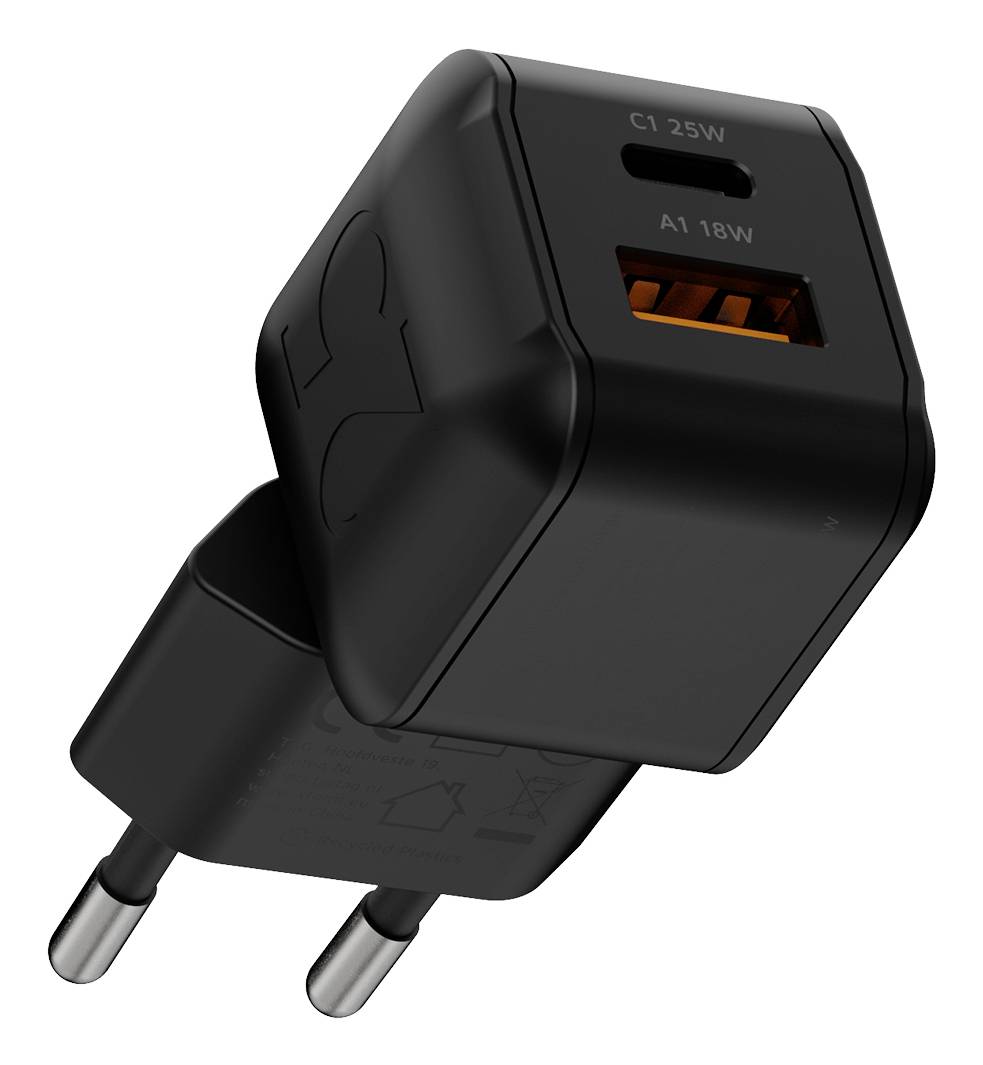Schwarzes Dual-USB-Wandladegerät mit EU-Stecker, beschriftet mit C1 25W und A1 18W, gezeigt in geneigter Produktansicht.
