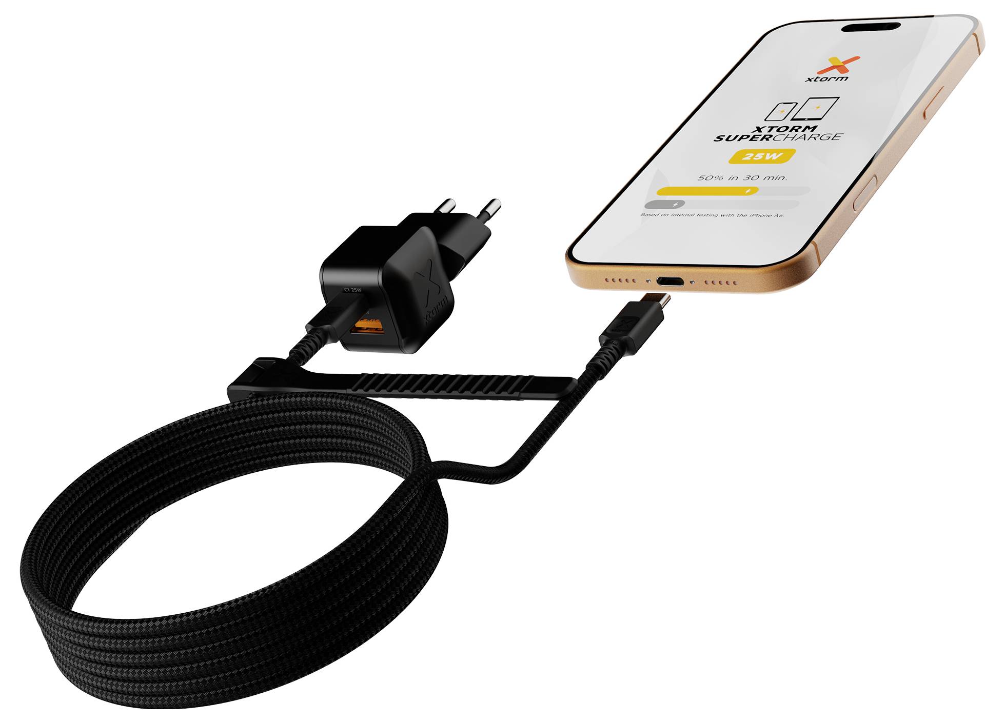 Geflochtenes Ladekabel mit Wandadapter verbunden mit einem Smartphone, das 