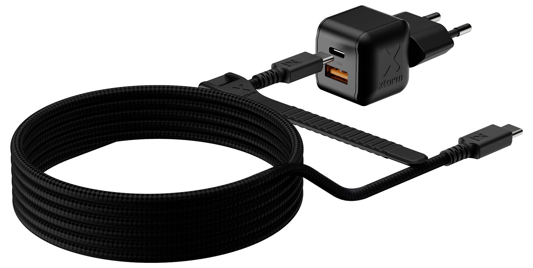 Schwarzes USB-C-Ladekabel mit Wandladegerät-Adapter und Spiralkabel auf weißem Hintergrund.