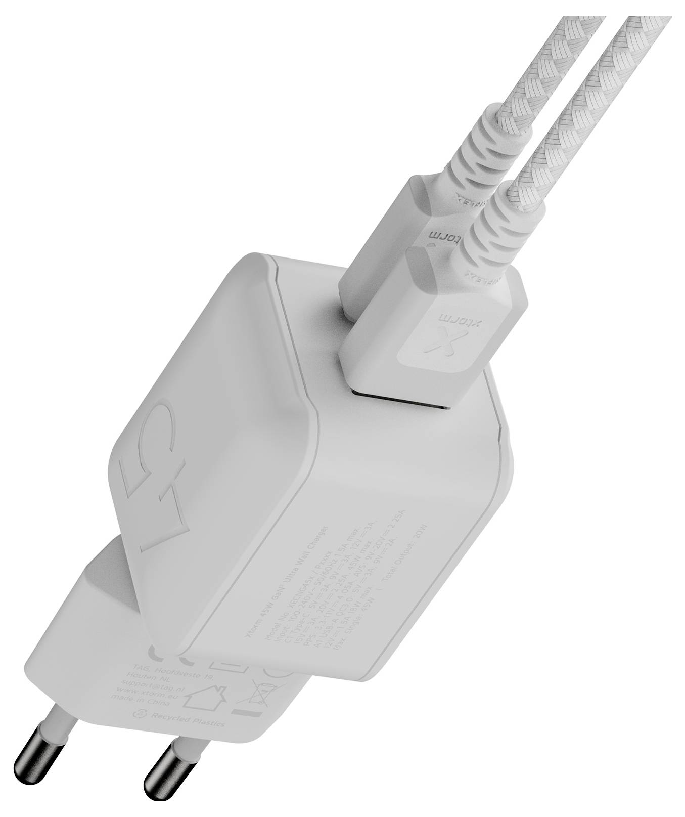 Weißes USB-Wandladegerät mit zwei Kabeln, die oben angesteckt sind, und zweipoliger europäischer Steckeradapter unten.
