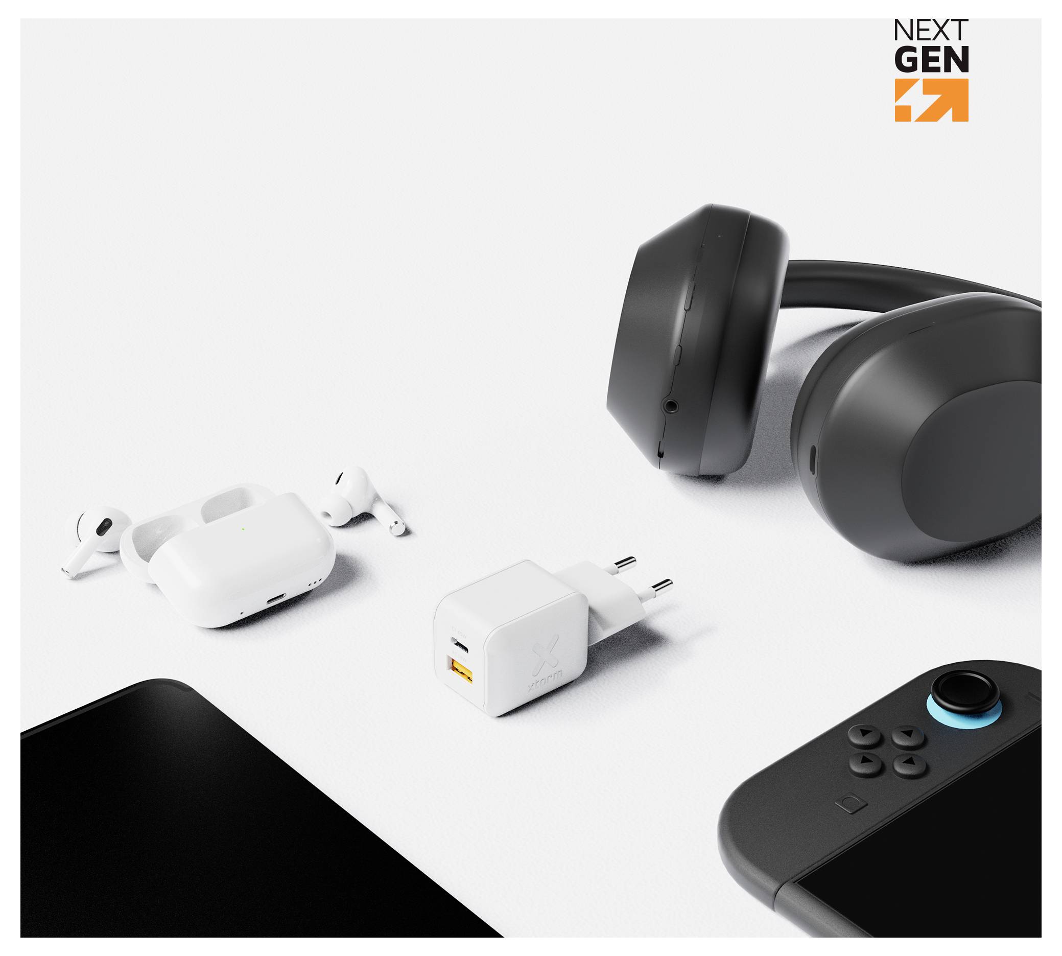 Produktdisplay der Next Gen Marke mit kabellosen Ohrhörern, einem Ladeetui, USB-Wandladegerät, Over-Ear-Kopfhörern und einem Spielcontroller auf weißem Hintergrund.