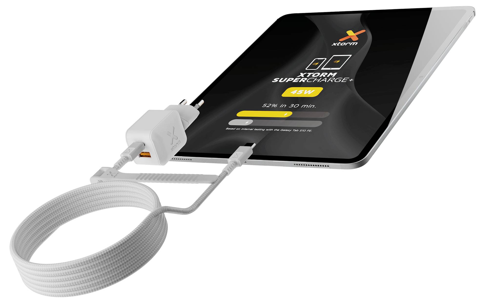 Ein Tablet, das mit einem aufgerollten Ladekabel und Adapter verbunden ist und einen „SuperXcharge 35W